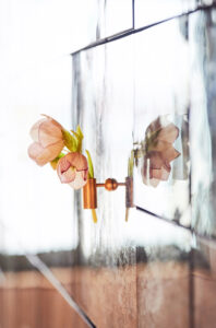 Grabschmuck im Spiegelsaal. Ein letzter Gruß. Details wie dieser goldfarbene Blumenhalter schmeicheln dem Auge.